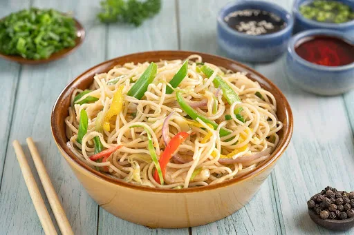 Veg Hakka Noodles [Serves 2]