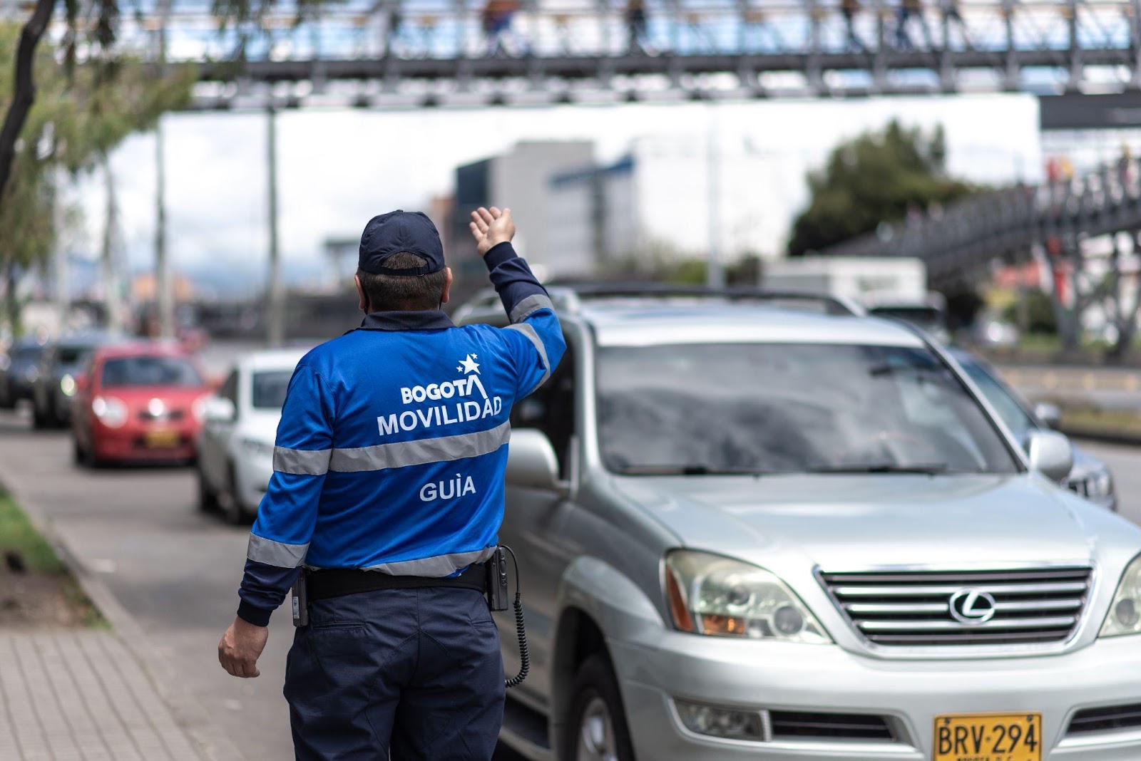 personal gestionando el tráfico en entradas y salidas de la capital 