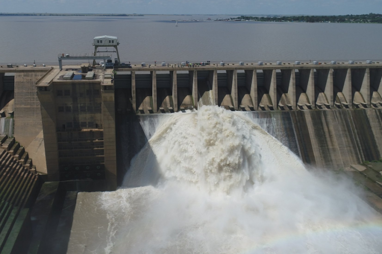 Fears of flooding on the Orange and Vaal rivers are increasing. Both the Vaal and Gariep dams are more than 100% full.