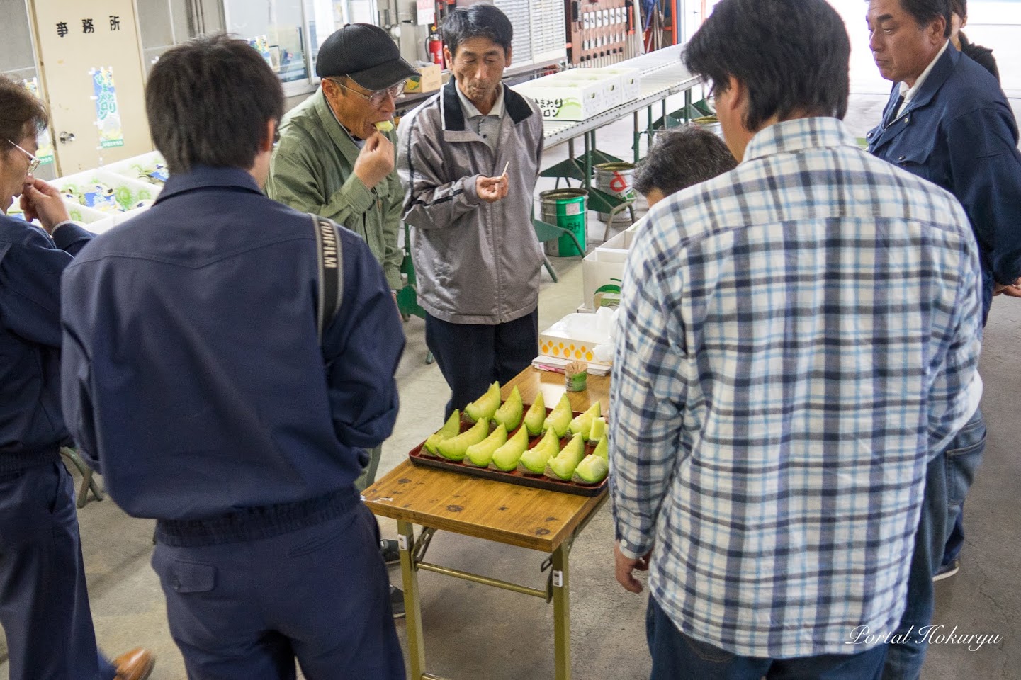 皆で初出荷メロンを試食