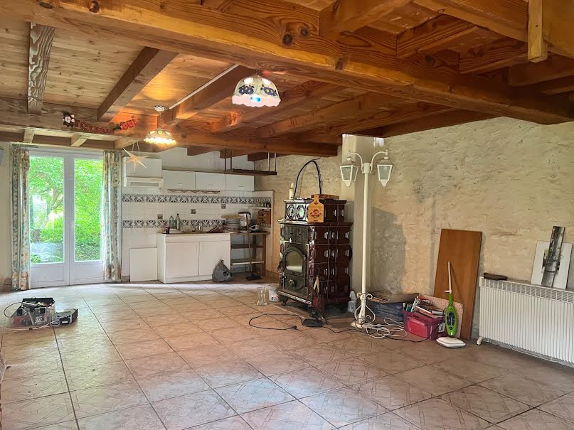 Vente maison 5 pièces 212 m² à Montils (17800), 184 000 €