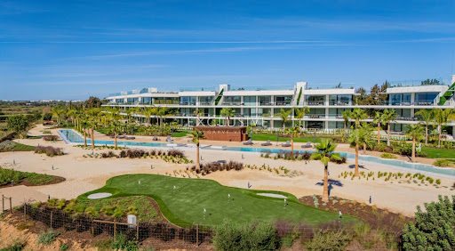 Modern building with pool and putting green - Luxury apartment / penthouse for sale in Faro, 3 bedrooms