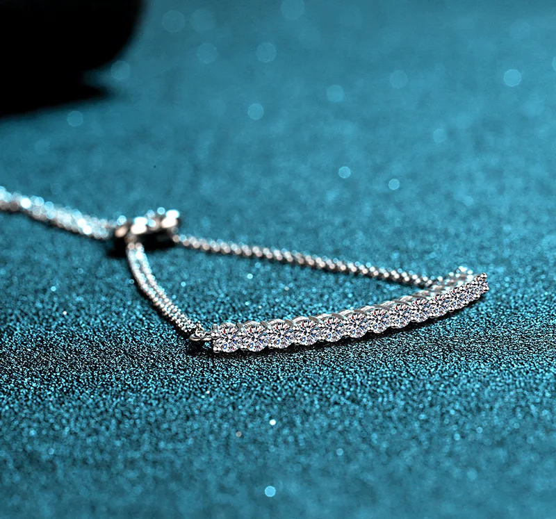 Sterling zilveren armband met 13 karaat moissaniet, een schitterend sieraad voor elke gelegenheid. Laat je pols stralen met deze elegante armband.