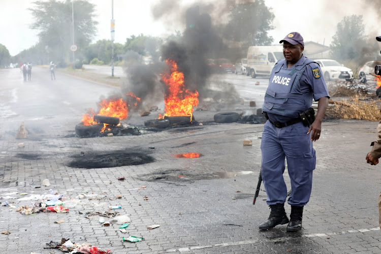 Tshwane police controlling protesters during the strike over water.