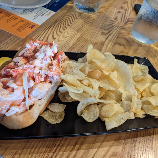 Gf lobster roll with chips