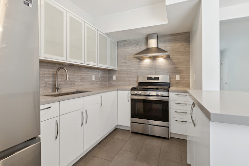 Luxury property for rent in Miami Beach (United States) - Modern kitchen with refrigerator and stove