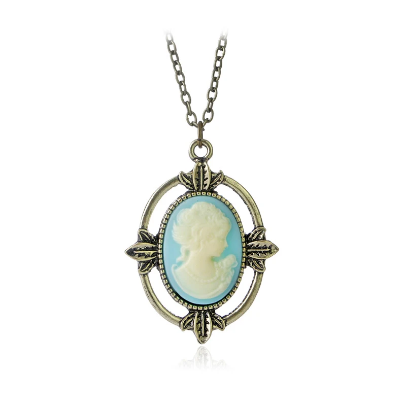 Collier en alliage avec pierres précieuses, un éclat quotidien exceptionnel. Design élégant et durable, parfait pour sublimer toutes vos tenues.