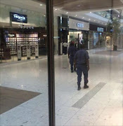 Police at the Mall of South following robbery. Picture Credit: Dipuo Makgage (Twitter)