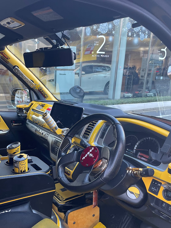 ハイエースバンの男は黙って尻・みんなのお気に入り内装を見てみたい・いつも良いね👍感謝です🙇‍♂️・ずーっと黄活( ✧Д✧) ｶｯ!!に関するカスタム事例の投稿画像2枚目