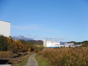 川沿いの気持ちのよい道を歩く（奥に伊吹山）