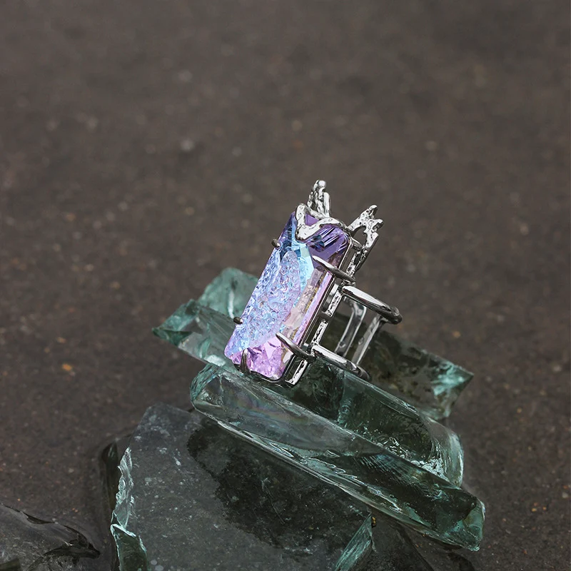 Anello retrò lungo con diamante viola, perfetto per donne raffinate. Indossa un gioiello unico e valorizza il tuo stile con classe.