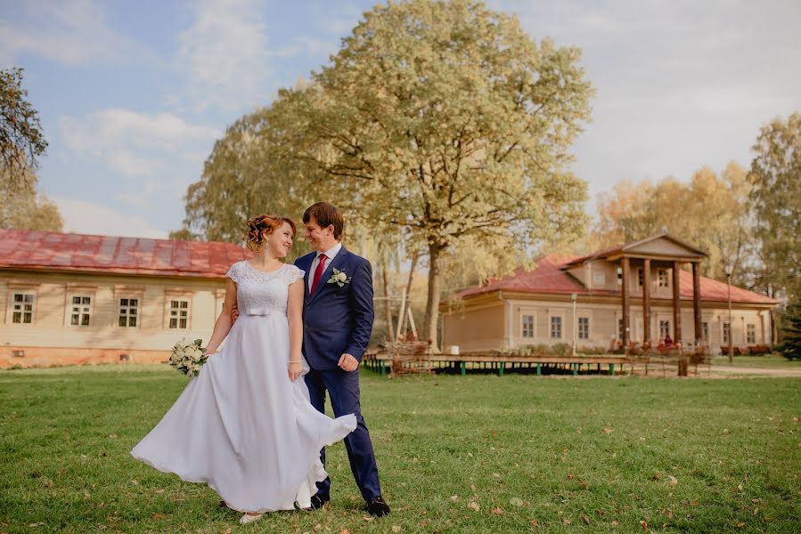 Fotógrafo de bodas Lena Suetina (yaratam). Foto del 19 de marzo 2017