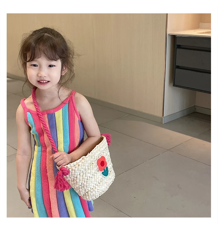 Bolso Mensajero de Paja Tejido a Mano para Niños. Diseño Artesanal, Duradero y Ecológico, Ideal para Llevar Juguetes y Objetos Pequeños.