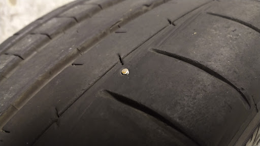 Slk R172のタイヤ交換 釘刺さってるに関するカスタム メンテナンスの投稿画像 車のカスタム情報はcartune