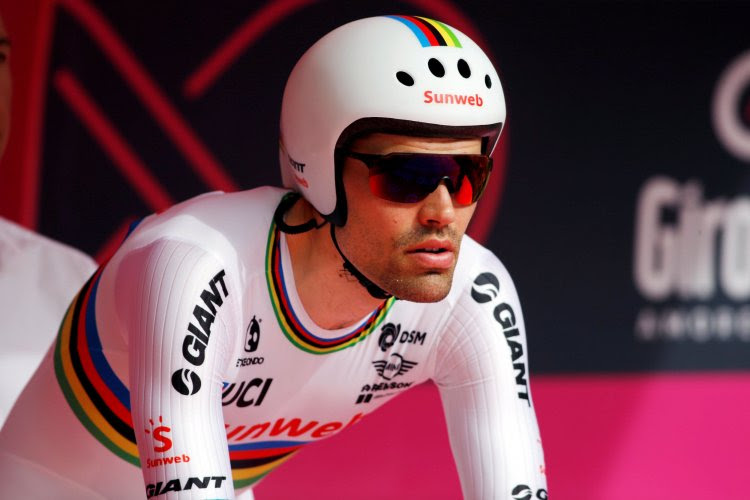 Wat een droomstart! Dumoulin verovert prompt het roze, Froome krijgt al meteen flinke tik