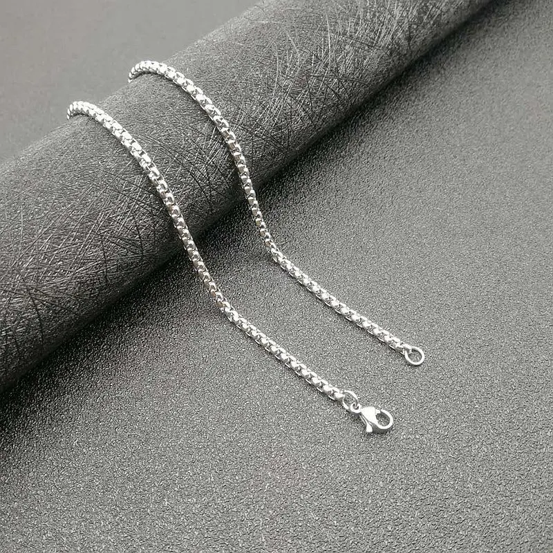 Colar com pingente de placa redonda banhada em aço titânio com o Olho de Hórus, design exclusivo, resistente e durável, para um visual marcante.