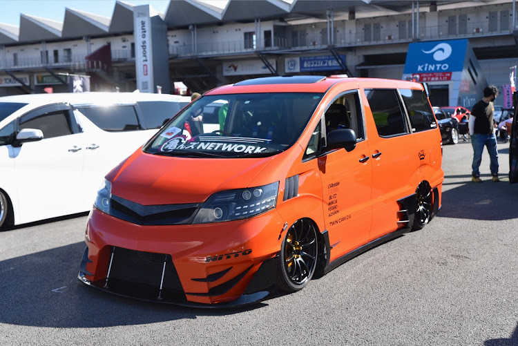 アルファードの逹祭・ワンオフエアロ・ワンオフマフラー・ワンオフパーツに関するカスタム事例の投稿画像1枚目