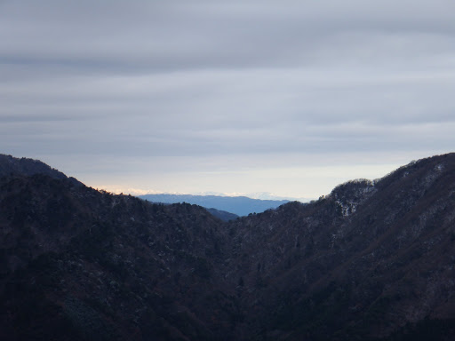 奥に白山（左）と石徹白の山々