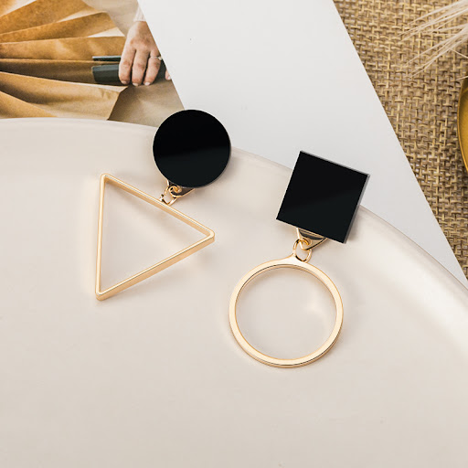 Title 2, Geometric round earrings, a stylish and modern ...