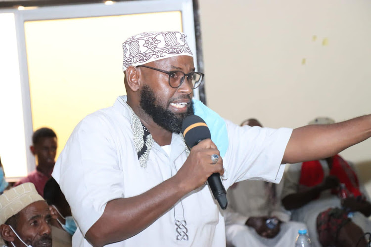 Hussein Dayib speaking on behalf of Soko Mjinga traders in Wajir during a Saturday meeting with governor aspirant Ugas Sheikh Mohamed.