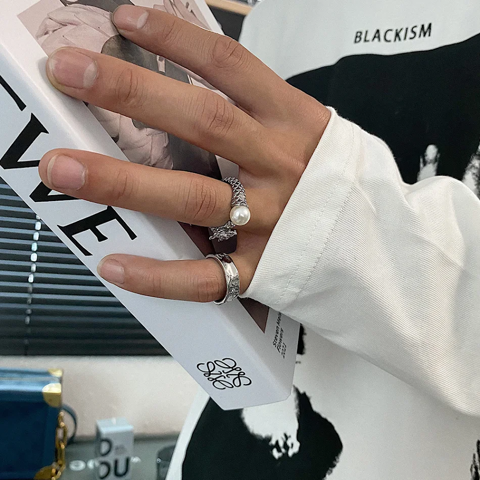 Bague de mode Leading Pearl Retro. Un bijou rétro pour un style intemporel. Rehaussez votre look avec cette bague élégante et raffinée pour toutes les occasions.