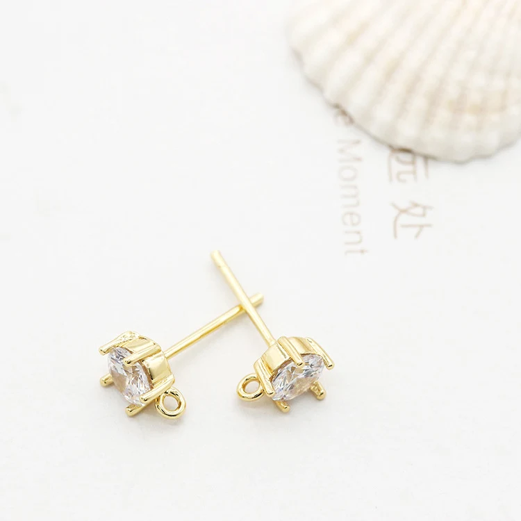 Boucles d'oreilles en argent avec fines pierres de zircon, accessoires élégants pour rehausser votre beauté avec éclat subtil et sophistication.