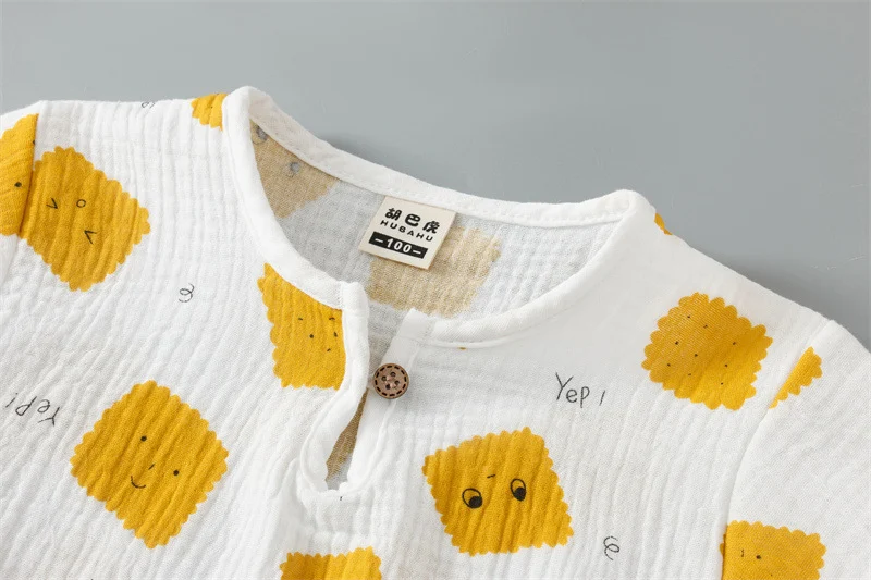 Katoen en linnen korte mouwen shorts pak met ronde hals en cartoon print voor kinderen, ideaal voor warme dagen en avontuur.
