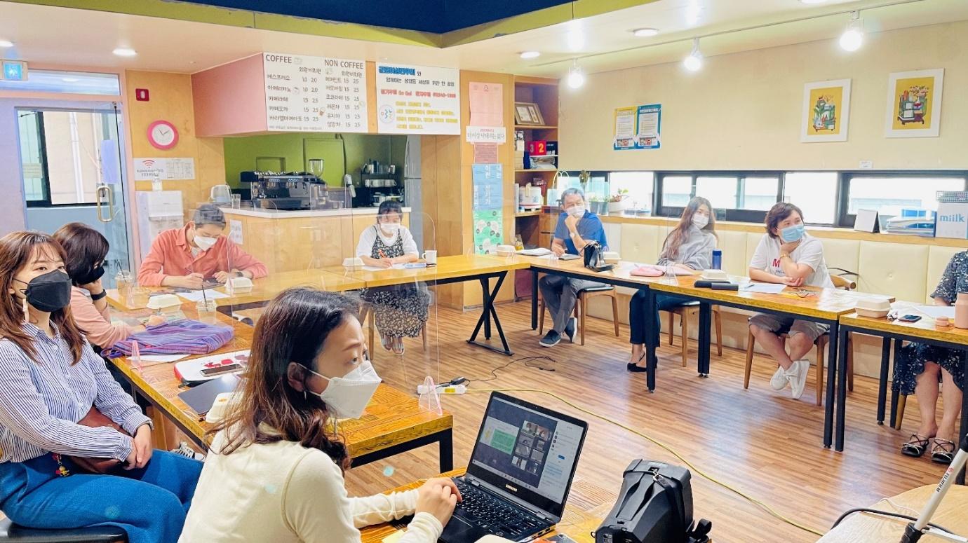 청소년 성소수자위기지원센터 "띵동"의 강연은 청소년기관 재직자와 활동가를 대상으로 오프라인과 온라인을 병행하여 진행됐다. 