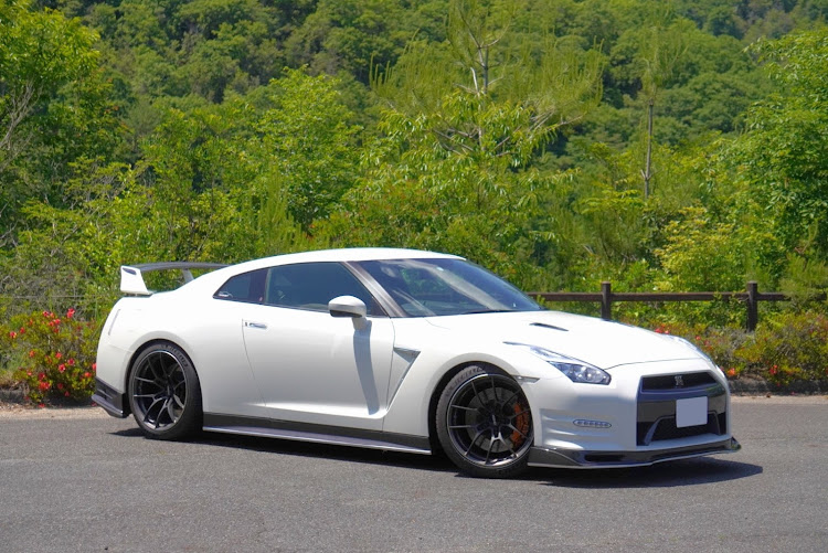 NISSAN GT-Rのパーツ取り付け・R35・チタンカラー・中間ストレートに関するカスタム事例の投稿画像1枚目