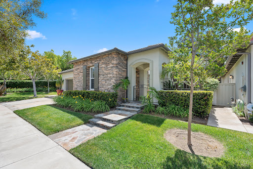 House with paved entrance and garden in this luxury house for sale in San Clemente ($1,799,000)