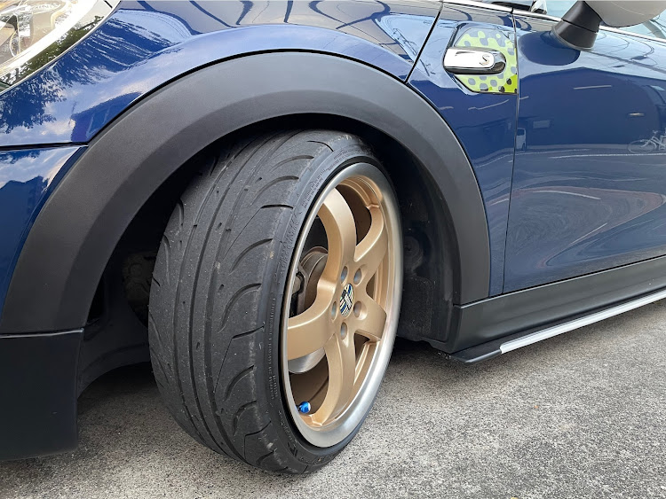 ミニ ハッチバックのBMW MINI・F56・ディープブルー・アクセレラ651SPORT・MINI乗りさんと繋がりたいに関するカスタム事例の投稿画像1枚目