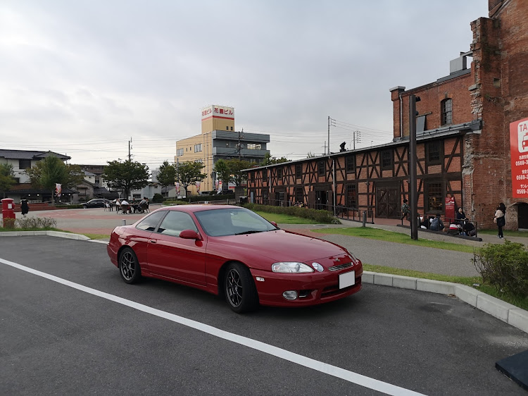 ソアラの#jzz30・ソアラ・赤❌赤・やっぱりソアラでしょ❤・レトロ建物に関するカスタム事例の投稿画像2枚目
