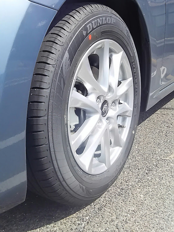 アクセラのタイヤ交換・DIY・ホイール交換・DUNLOP・夏タイヤに関するカスタム事例の投稿画像2枚目
