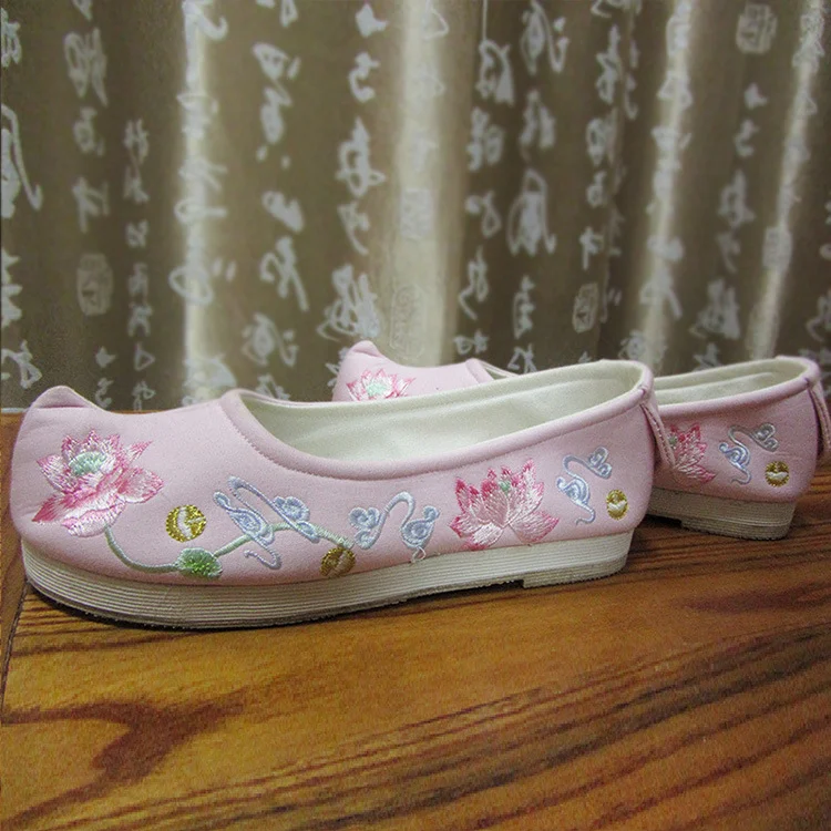 Chaussures brodées de style chinois avec semelle en tendon résistante à l'usure. Élégance et confort pour un usage quotidien, alliant tradition et durabilité.