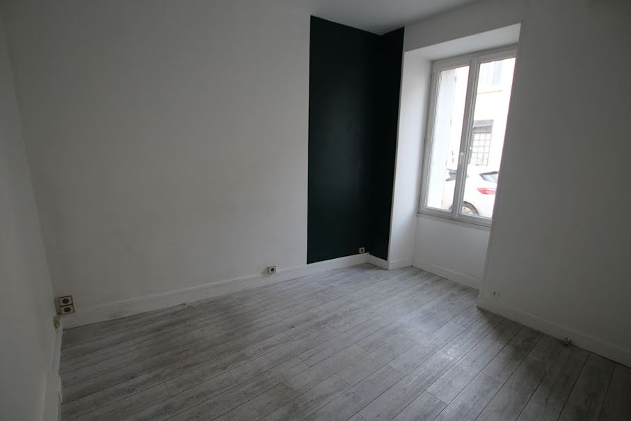 Location  locaux professionnels 2 pièces 25 m² à Epernon (28230), 430 €