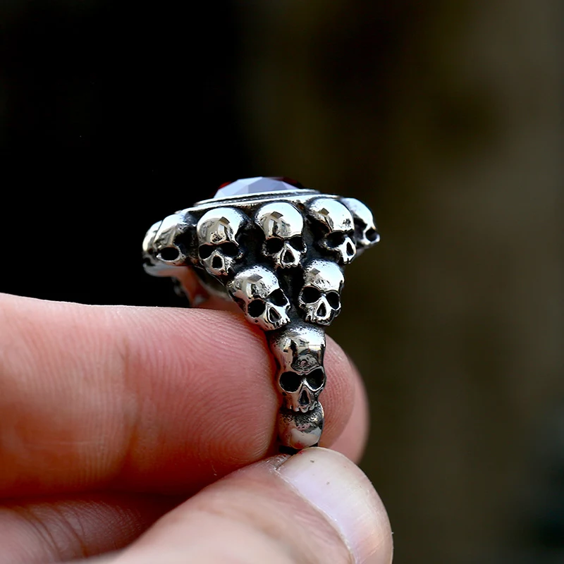 Anello da uomo in acciaio al titanio, teschio retrò europeo e americano, stile vintage, robusto e audace, per un look unico e distintivo.