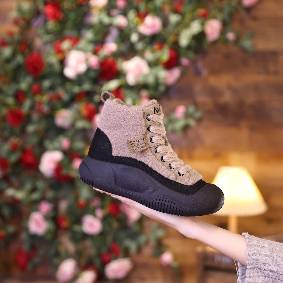 Fleecegevoerde Martin boots met zachte zool, hoog model, antislip en veelzijdig. Comfortabele en stijlvolle schoenen voor elke dag.