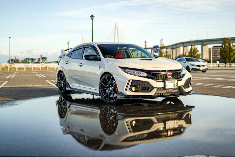 シビックタイプRの世間では冬タイヤ交換・自分は夏タイヤ交換・本当に車検対応なんだろうか・レンズが欲しい。。に関するカスタム事例の投稿画像1枚目