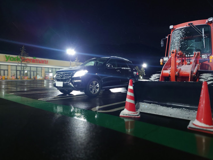 Mクラスの小型ブルちゃんと・雪がまだ降るよ・愛車がやっぱりいい・ヨークベニマルの駐車場(笑)・誰もいない深夜の駐車場に関するカスタム事例の投稿画像2枚目