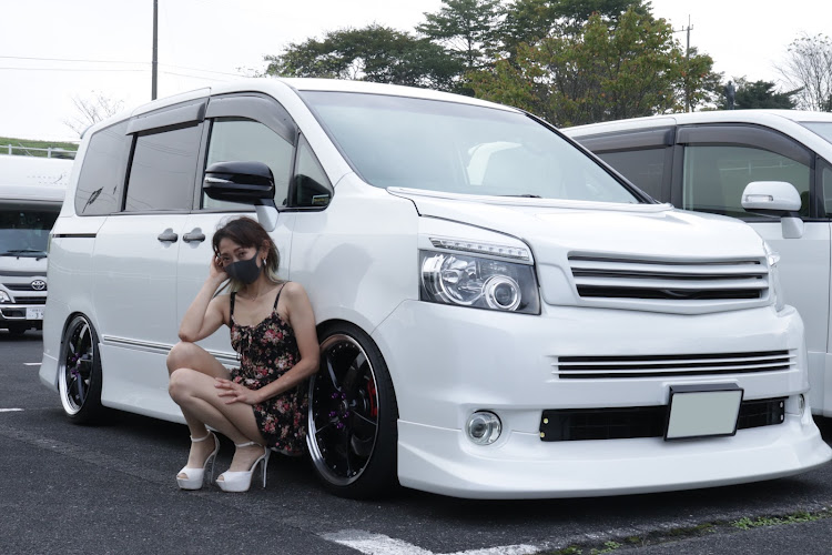 ヴォクシーのZRR70W・70straight line・プチ撮影会・キャンギャル風撮影に関するカスタム事例の投稿画像6枚目
