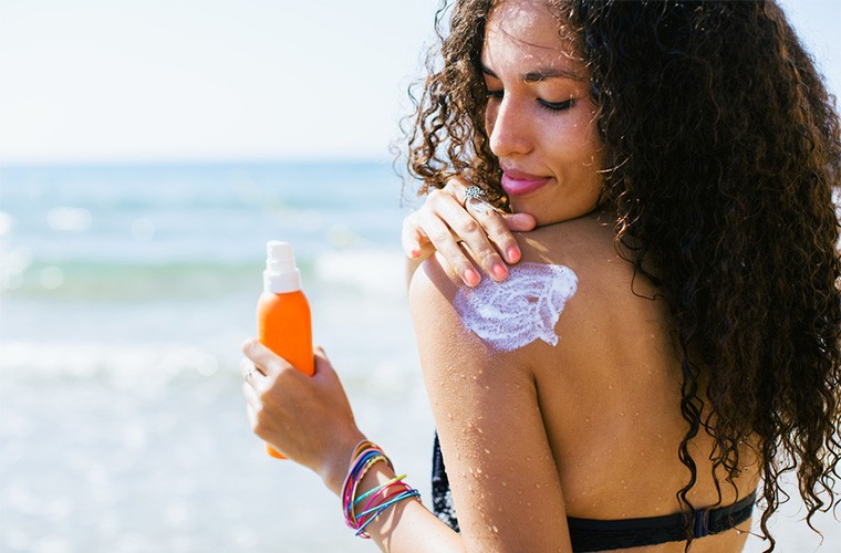 Káº¿t quáº£ hÃ¬nh áº£nh cho girl applying sunscreen