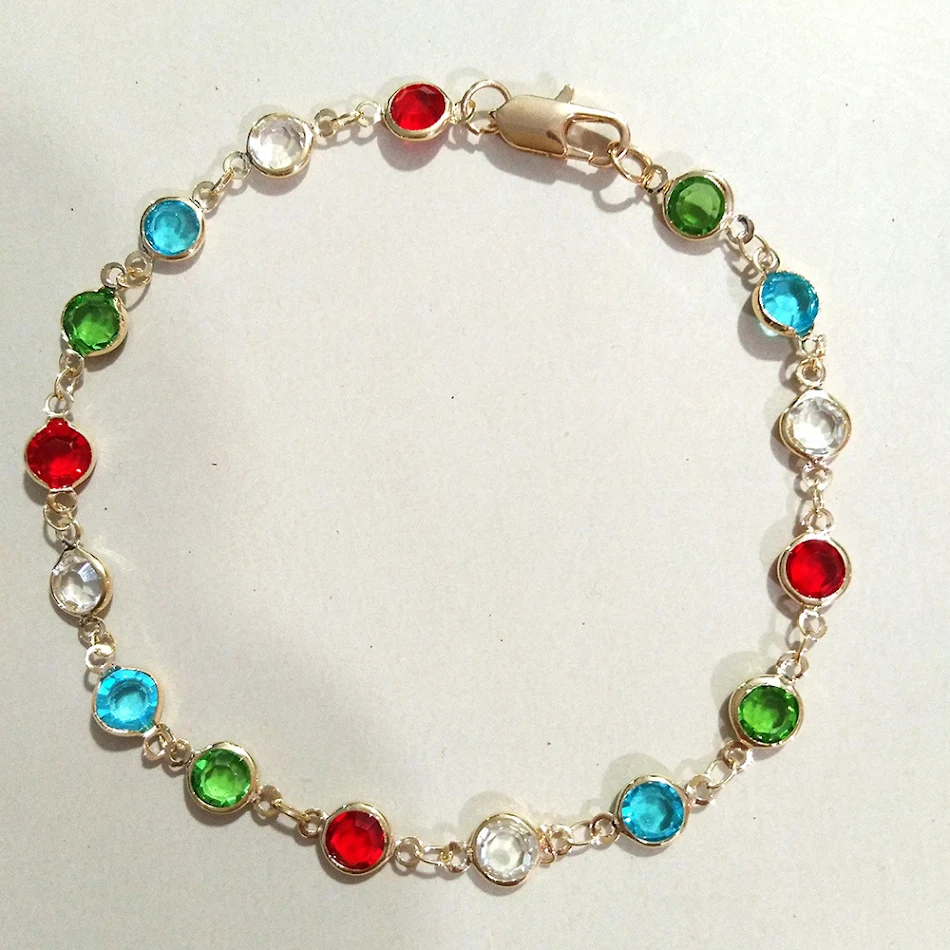 Tornozeleira arco-íris micro-incrustada multicolor para mulheres, um acessório vibrante e elegante para realçar seu visual.