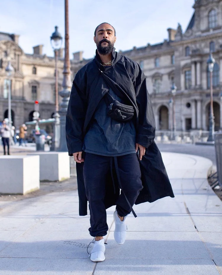 Pantalon de jogging noir pour homme avec cordon de serrage et streamer sur le bracelet. Confort et style pour toutes activités.