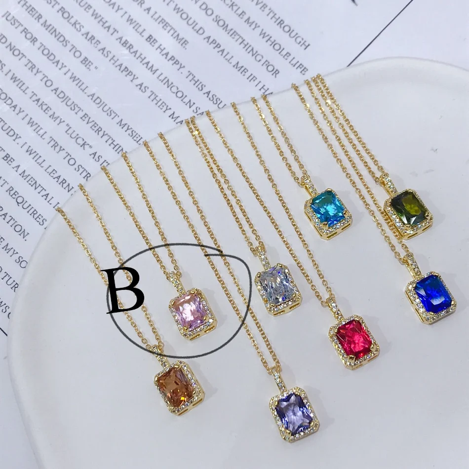 Collier pendentif carré géométrique en zircon arc-en-ciel pour hommes et femmes. Un bijou unique pour sublimer votre style quotidien.