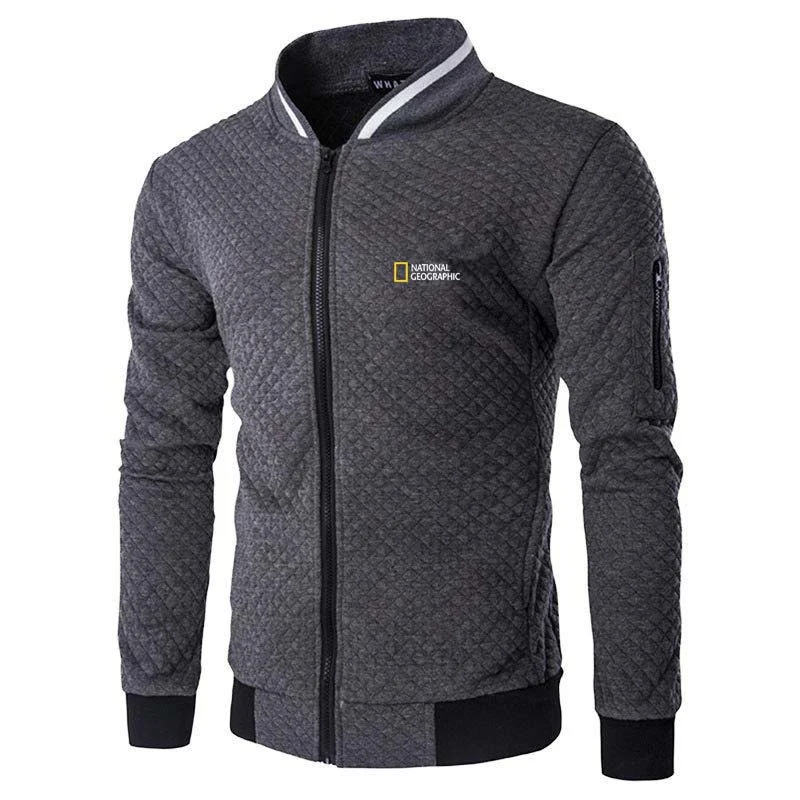 Manteau jeune casual et ample, fermeture éclair, à motifs discrets. Idéal pour les jeunes recherchant confort et style décontracté au quotidien.