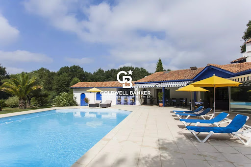 Villa avec piscine et jardin 1