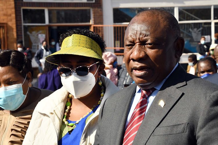 President Cyril Ramaphosa, accompanied by Acting Minister of Health Mmamoloko Kubayi and Gauteng Premier David Makhura, visiting vaccination sites in eKurhuleni, Gauteng to assess progress in SA’s vaccination programme. Picture: GCIS/ELMOND JIYANE