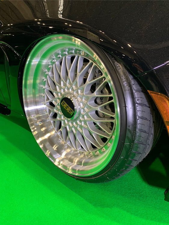 プリウスのツーリングセレクション・ZVW30前期・オートメッセ2022・ホイールかえたい欲に関するカスタム事例の投稿画像2枚目