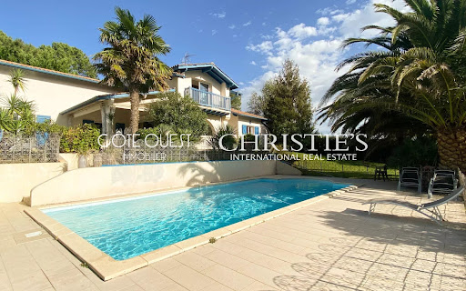 House with pool and lush garden in this luxury house for sale in Bidart ($1,723,540 - 200 m²)