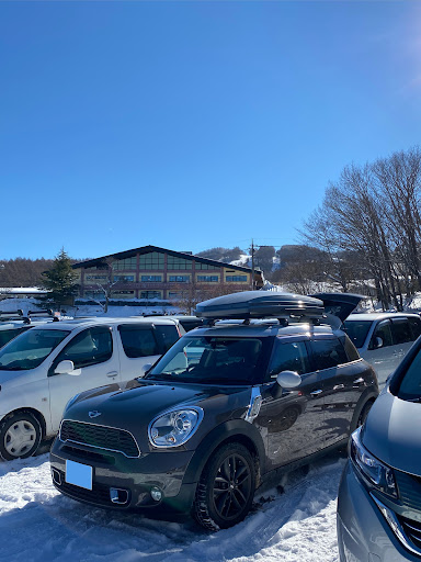 MINI クロスオーバーの雪上走行・雪が似合う車・スキー&スノーボード ...